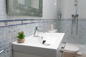 A bathroom at Apartamento Santa Leocadia