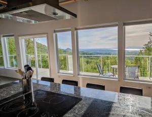 Fotografie z fotogalerie ubytování Modern 4BR Loft- Denali View, Roofdeck, Pool Table v destinaci Eagle River