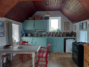 Virtuvė arba virtuvėlė apgyvendinimo įstaigoje Marsh Cottage F91 N4A9