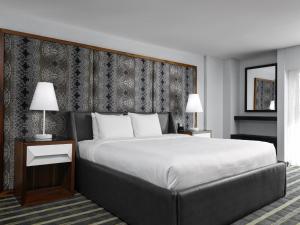 ein Schlafzimmer mit einem großen Bett und zwei Lampen in der Unterkunft Hotel Arts in Calgary