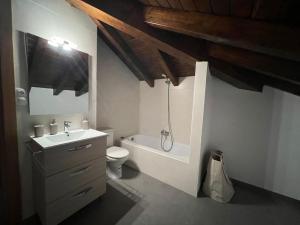 a bathroom with a sink and a toilet and a bath tub at Torre Ortiz de Zárate in Artómaña