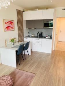 Kuchyň nebo kuchyňský kout v ubytování Apartement Blanc Harfa design