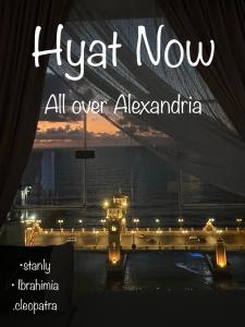 Una vista del aeropuerto de noche con las palabras "hyatt ahora" en Hyat Hostel & Suites en Alexandría