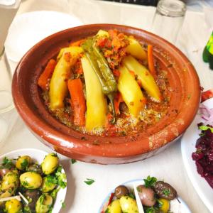 eine Schüssel mit Gemüse auf einem Tisch in der Unterkunft B&B restaurant OCÉAN in Briech