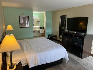 מיטה או מיטות בחדר ב-Four Winds Motel & RV Park