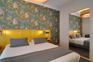 Tempat tidur dalam kamar di Best Western Hotel Graslin