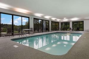 a swimming pool in a house with windows at Best Western Batesville in Batesville
