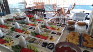 una mesa con muchos tipos diferentes de comida en ella en Casa Magnolia Boutique Rooms en Kusadasi