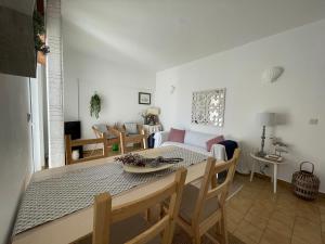 - un salon avec une table et un canapé dans l'établissement M&M's Cosy apartment - Sea view, à Luz