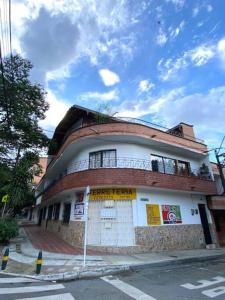 a building on the corner of a street at Casa tradicional - Cerca a la Zona Rosa in Envigado