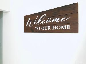 ハリウッドにあるHollywood private apartmentsの「我が家へようこそ」と書かれた看板