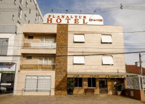 Un bâtiment avec un panneau en haut dans l'établissement Planaltur Hotel, à Passo Fundo