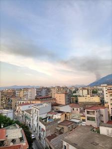 vista su una città con edifici di Butterfly House a Castellammare di Stabia