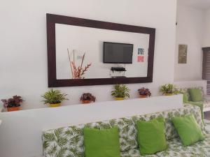 TV a/nebo společenská místnost v ubytování Arizona Ranch Hotel