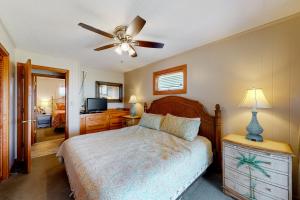 Un dormitorio con una cama y un ventilador de techo. en Dolphin Watch 224, en Frisco