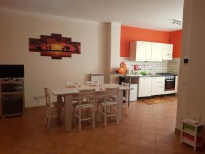 a kitchen with a table and chairs in it at Relais Le Armonie Bed and Breakfast in Rome