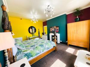 1 dormitorio con 1 cama y paredes coloridas en PHOENIX Executive Apart-Hotel, en Goole