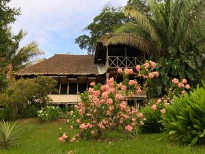 una casa con un ramo de flores delante de ella en Sotupa Eco Lodge, en Puerto Maldonado