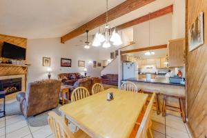 uma cozinha e sala de estar com uma mesa de madeira e cadeiras em Pines 4039 em Pagosa Springs