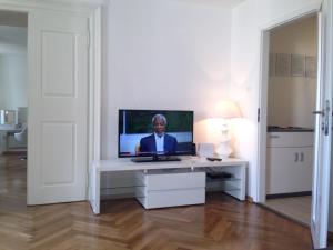 un escritorio blanco con TV en una habitación en Apartment Sand Beach, en Opatija