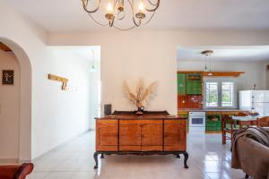 - une cuisine avec une commode en bois dans l'établissement ISTORIA Residence, à Stavros