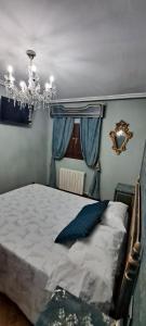 Llit o llits en una habitació de Vivienda de uso turístico Domus Josefae