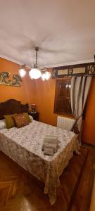 Llit o llits en una habitació de Vivienda de uso turístico Domus Josefae