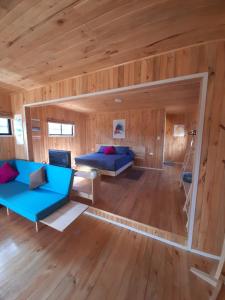 um quarto com uma cama e um sofá num quarto em 7 Olas lodge em Algarrobo