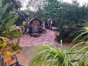 Vonkajšia záhrada v ubytovaní Gypsy Van Tiny House with Unique Outdoor Bathroom, WIFI & Firepit
