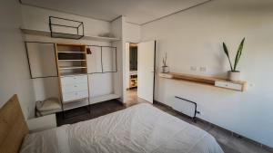 ein Schlafzimmer mit einem Bett in einem Zimmer in der Unterkunft Casa D, moderna de 2 habitaciones con jardín en barrio privado in San Salvador de Jujuy