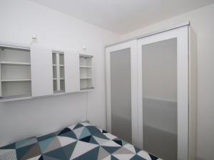 una camera con armadio e pavimento a scacchi di Appartement Banyuls-sur-Mer, 2 pièces, 4 personnes - FR-1-309-260 a Banyuls-sur-Mer