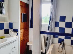 Fotografia z galérie ubytovania Gîte familial spacieux avec jardin privatif, proche mer, équipements bébé, ping-pong, cheminée - FR-1-510-171 v destinácii Quaëdypre + 28 fotografií