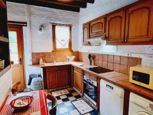 Kuchyňa alebo kuchynka v ubytovaní Gîte familial spacieux avec jardin privatif, proche mer, équipements bébé, ping-pong, cheminée - FR-1-510-171