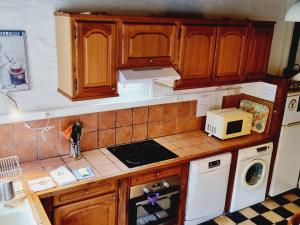 Kuchyňa alebo kuchynka v ubytovaní Gîte familial spacieux avec jardin privatif, proche mer, équipements bébé, ping-pong, cheminée - FR-1-510-171