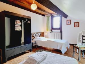 Posteľ alebo postele v izbe v ubytovaní Gîte familial spacieux avec jardin privatif, proche mer, équipements bébé, ping-pong, cheminée - FR-1-510-171