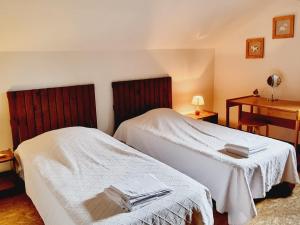 Posteľ alebo postele v izbe v ubytovaní Gîte familial spacieux avec jardin privatif, proche mer, équipements bébé, ping-pong, cheminée - FR-1-510-171
