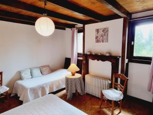 Posteľ alebo postele v izbe v ubytovaní Gîte familial spacieux avec jardin privatif, proche mer, équipements bébé, ping-pong, cheminée - FR-1-510-171