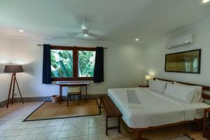 Un dormitorio con una cama grande y una ventana en Oh Battambang Boutique Hotel en Battambang