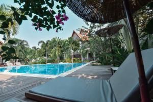 a view of the swimming pool at a resort at Oh Battambang Boutique Hotel in Battambang