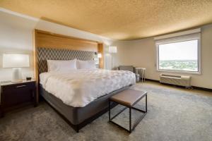 Säng eller sängar i ett rum på Holiday Inn Mobile Downtown Historic District, an IHG Hotel