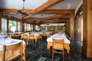 una grande sala da pranzo con tavoli e sedie di Hotel La Rosa a Ronta