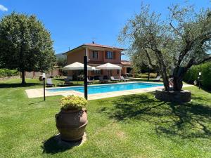 een villa met een tuin met een zwembad bij Belvilla by OYO Villa a Loro Ciuffenna in Loro Ciuffenna