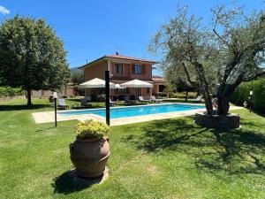 Bazén v ubytování Villa in Tuscany with Private Pool & Views nebo v jeho okolí