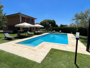 een zwembad in de tuin van een huis bij Belvilla by OYO Villa a Loro Ciuffenna in Loro Ciuffenna