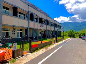 um edifício com uma cerca ao lado de uma rua em 春旅店民宿 Spring Hall B&B em Longtian