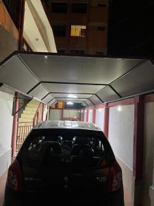a car parked in a garage with a carport at El Hogar Casa y Habitaciones en el Prado - Cbba con Garaje in Cochabamba