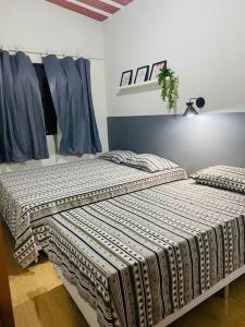 two twin beds in a room with at MAR DOCE LAR - Praia de Sossego in São Francisco de Itabapoana