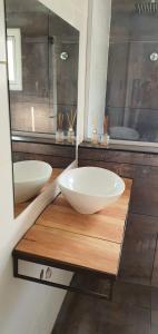 baño con lavabo y espejo en Panorama House en Embalse