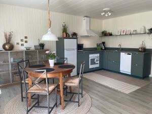 Ljungbyhed的住宿－Holiday home Ljungbyhed II，一间厨房,里面配有桌椅