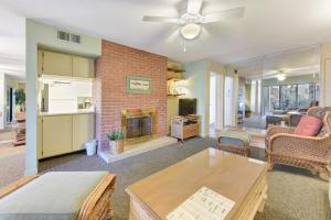 TV a/nebo společenská místnost v ubytování Jacksonville Beach Costa Verde 2319-102